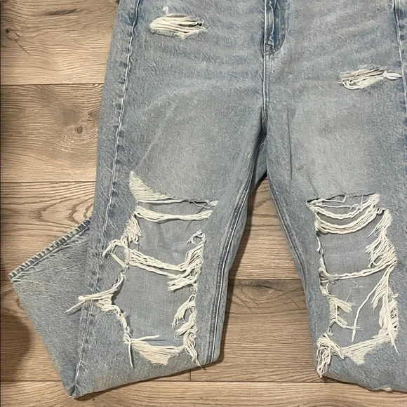American Eagle Outfitters Ripped Light Blue High-Rise 90’s Boyfriend Jeans - Picture 3 of 9
